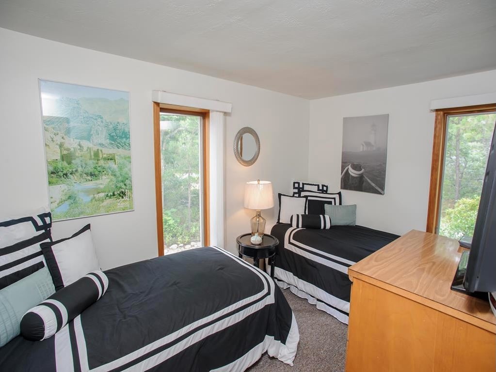 27 Schoolhouse Rd