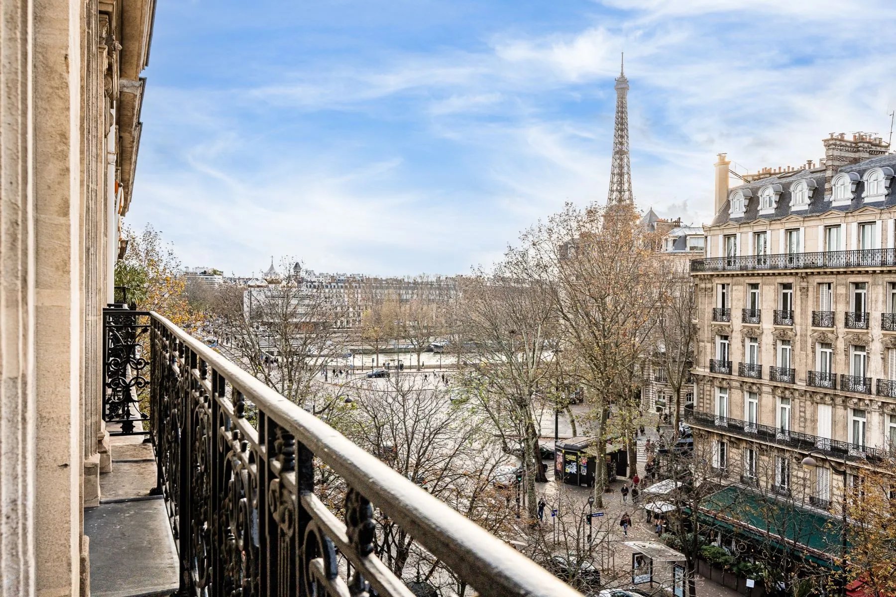 Prestigious apartment in golden triangle Paris 8