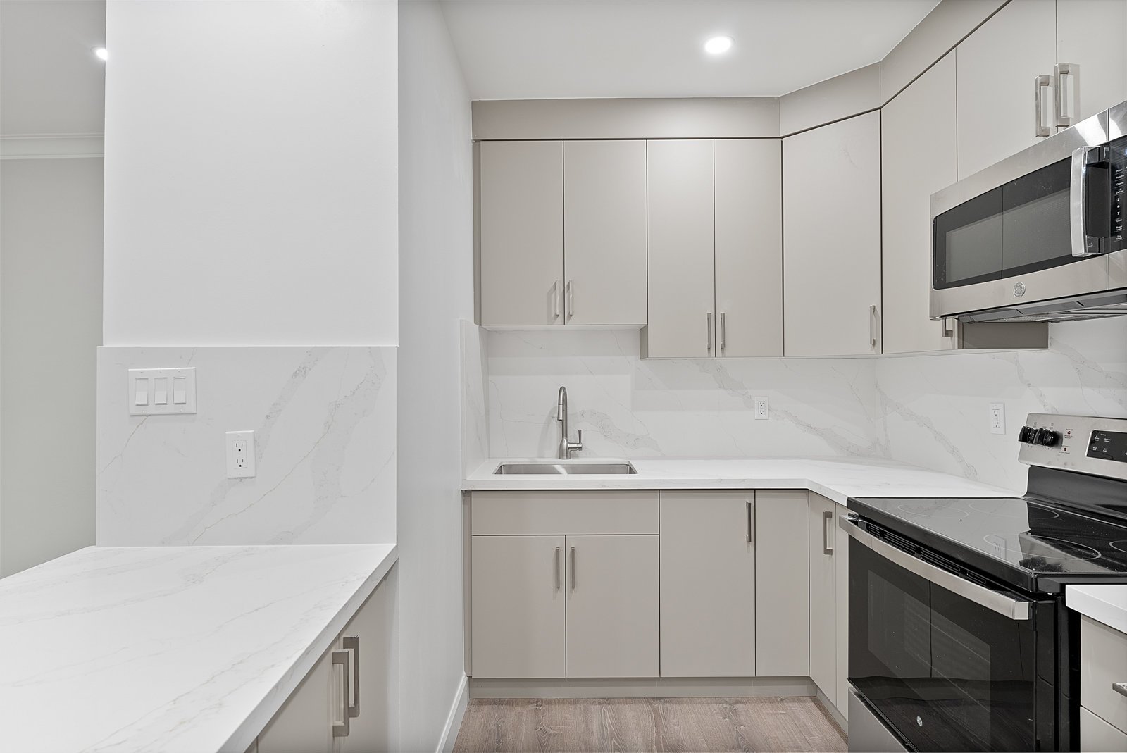 24 Shallmar Boulevard 311, Toronto C04 Unit: 311