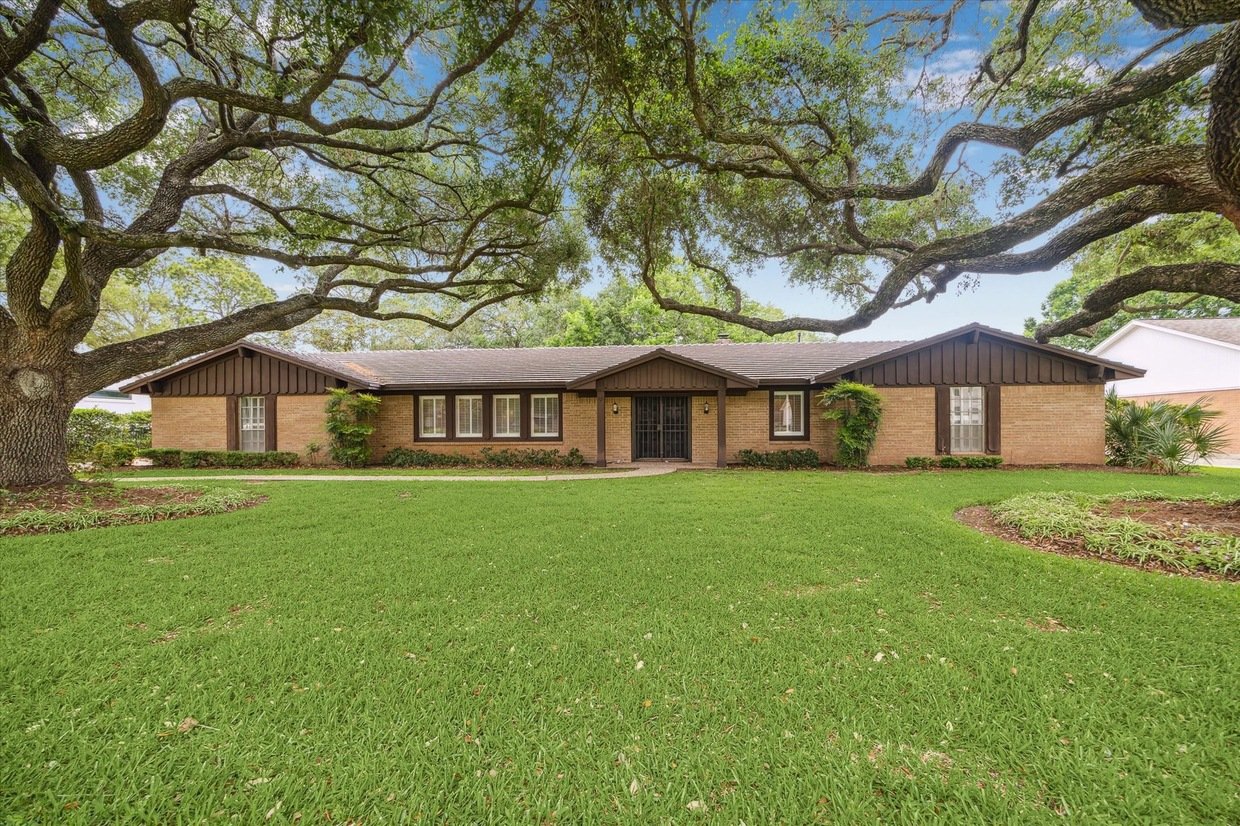 207 Lombardy Dr
