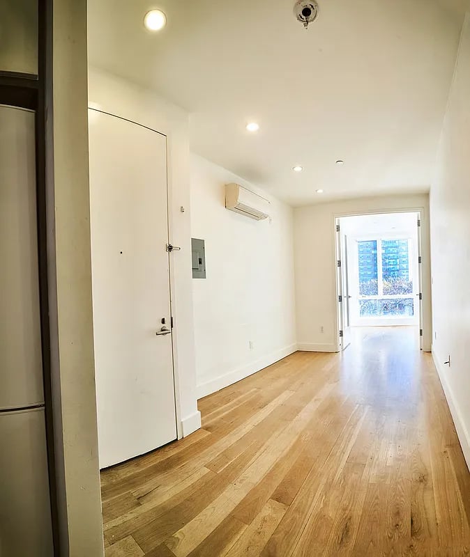 87 Montrose Ave 1R