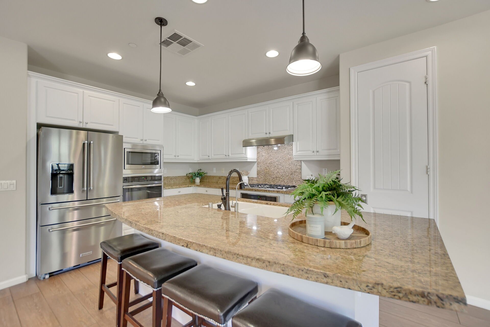 885 E Manresa
