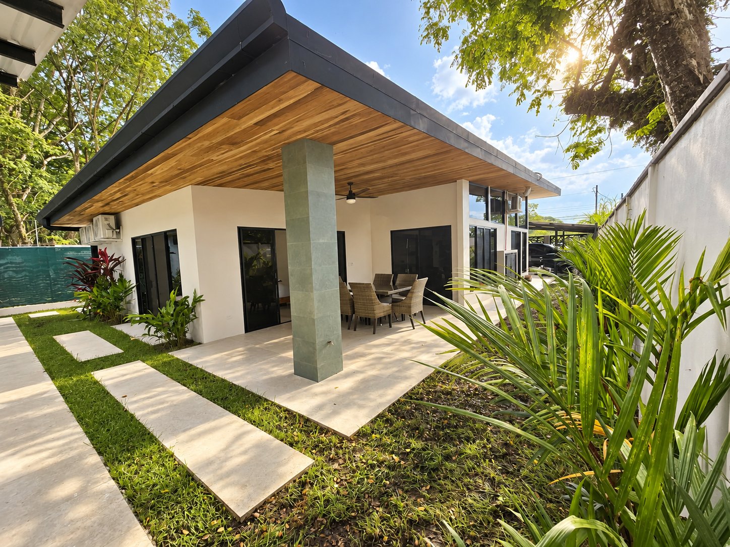 Tropical Modern Villa in Uvita – 3BR Retreat with Large Pool Near the Beach