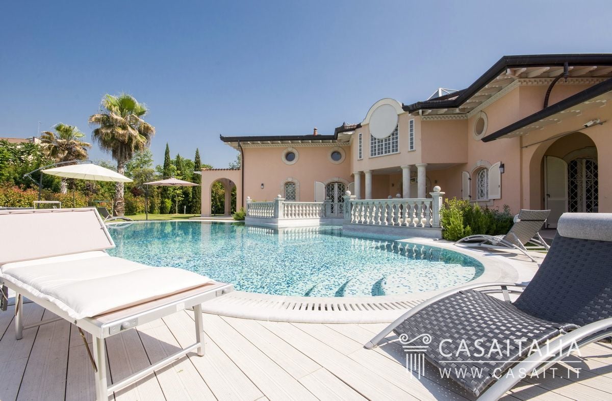 Luxurious Villa in Forte Dei Marmi