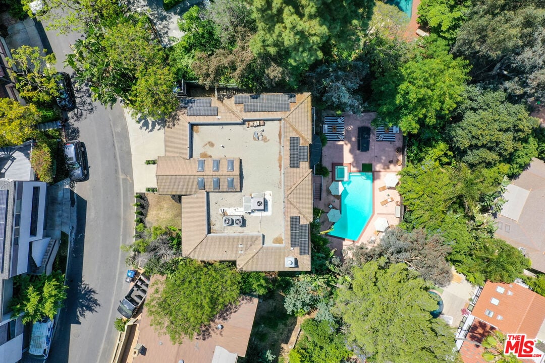 Solaris Manor, N Knoll Dr, 90068