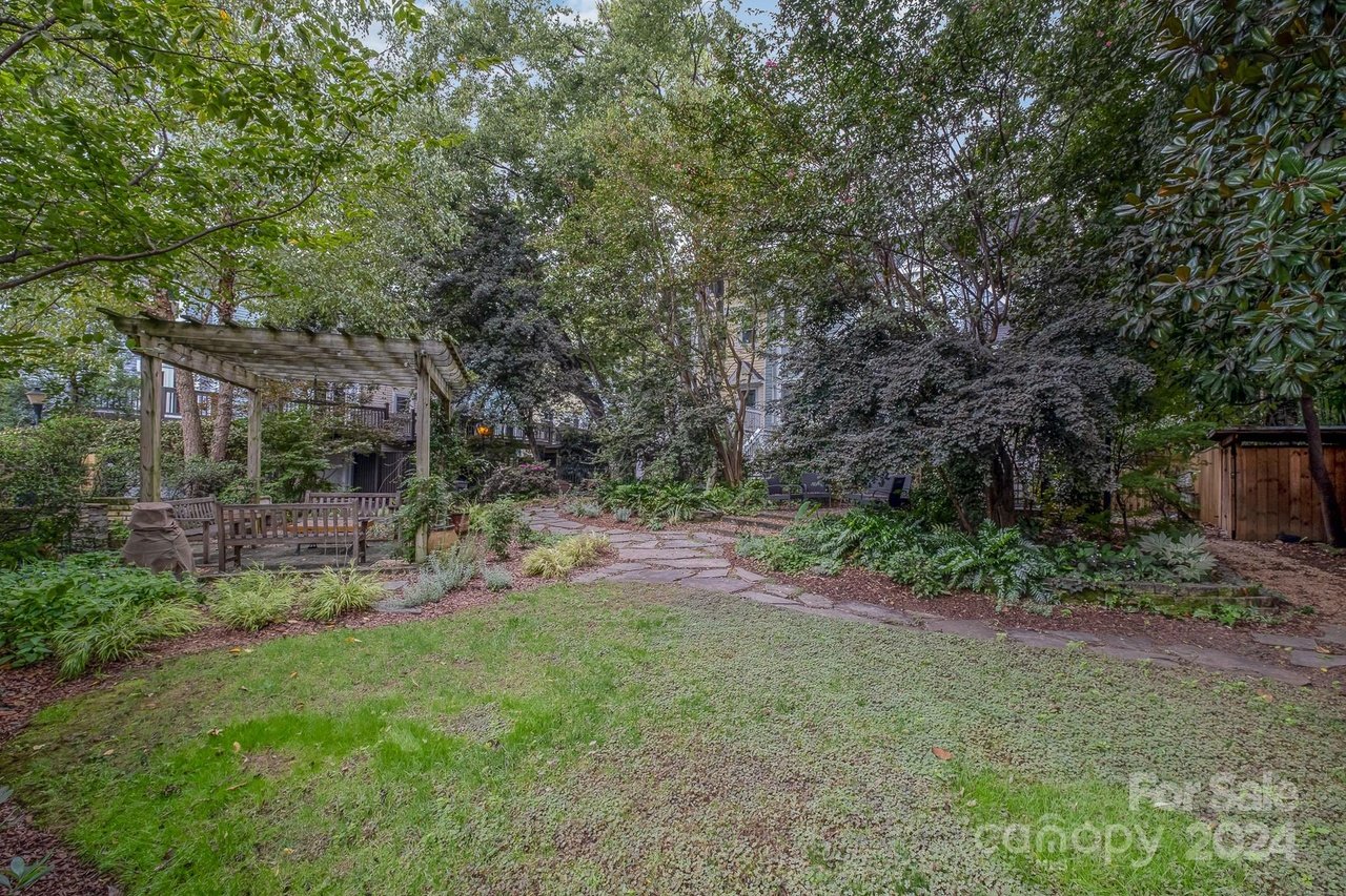 324 W 10th St