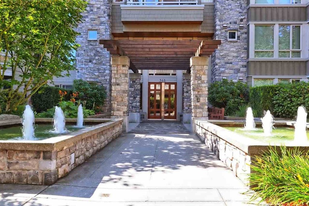 560 Raven Woods Dr, #404