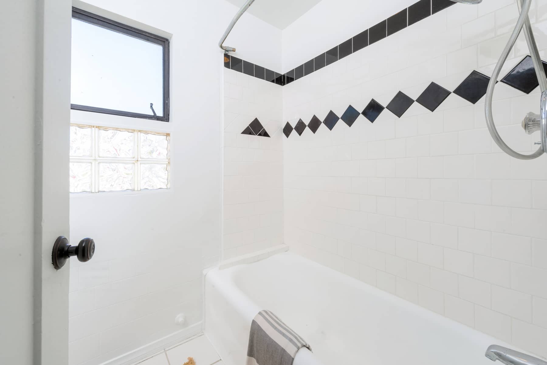 Silver Lake Hide-Away with Views and Guest Suite!