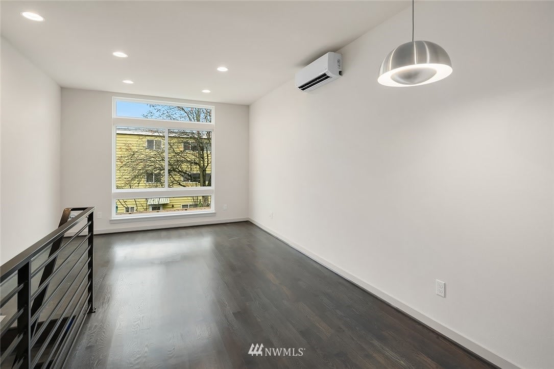 2116 3rd Avenue N, Seattle, WA 98109