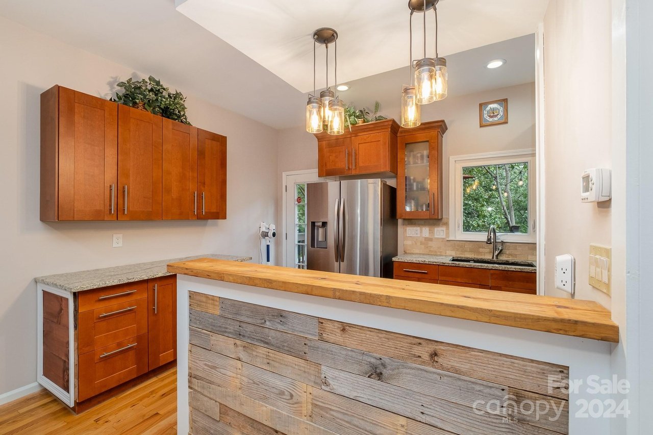 324 W 10th St