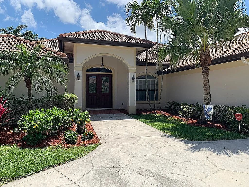 18976 SE Coral Reef Ln