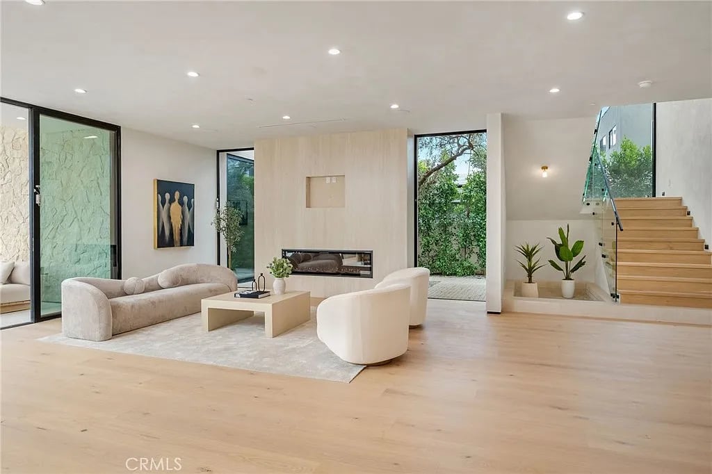 15447 Huston St