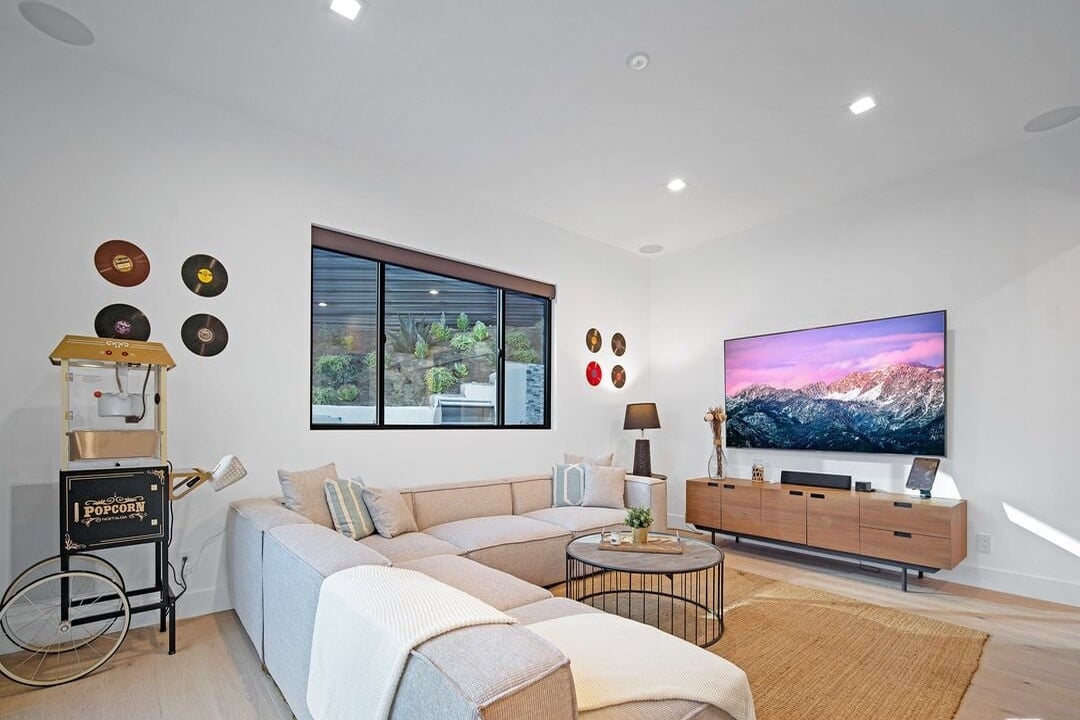 Canyon Lake Dr, 90068