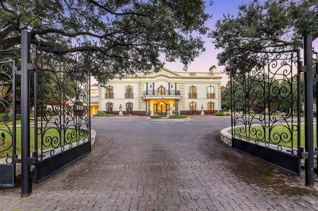2115 River Oaks Blvd