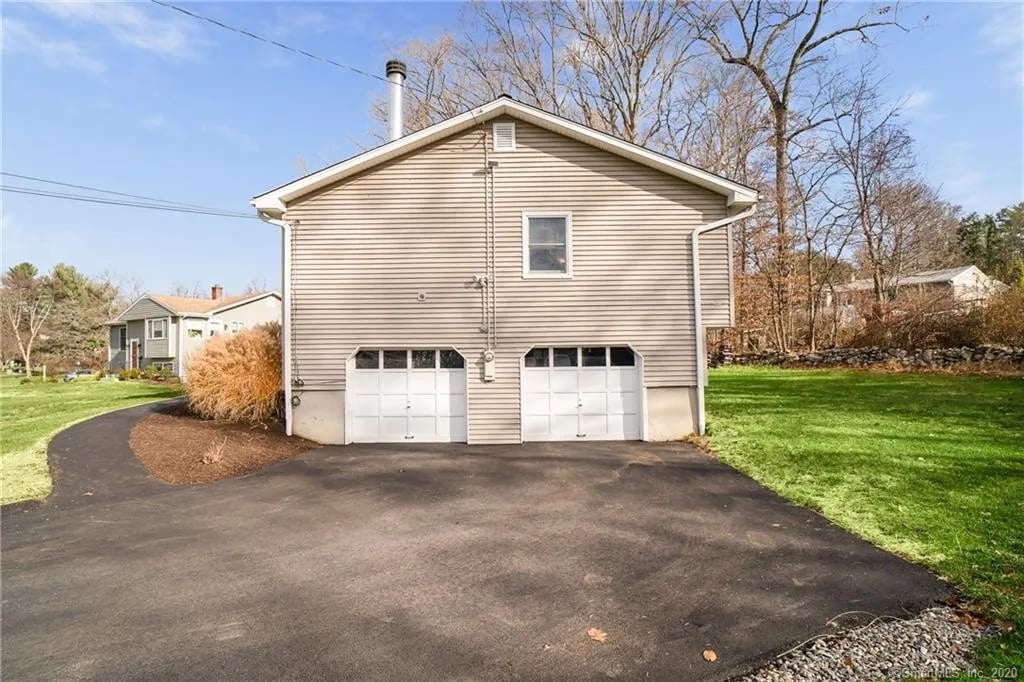 28 Surrey Dr, Norwalk