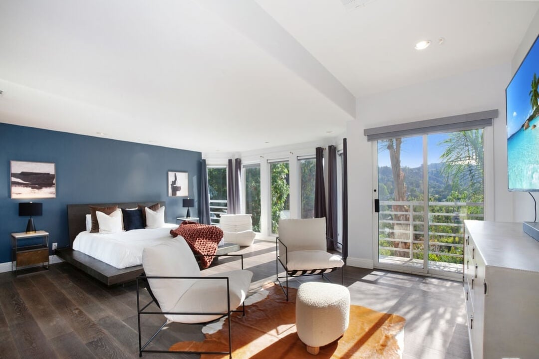 Solaris Manor, N Knoll Dr, 90068