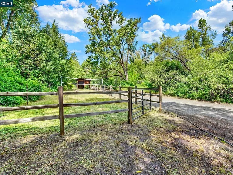 4009A Redwood Rd