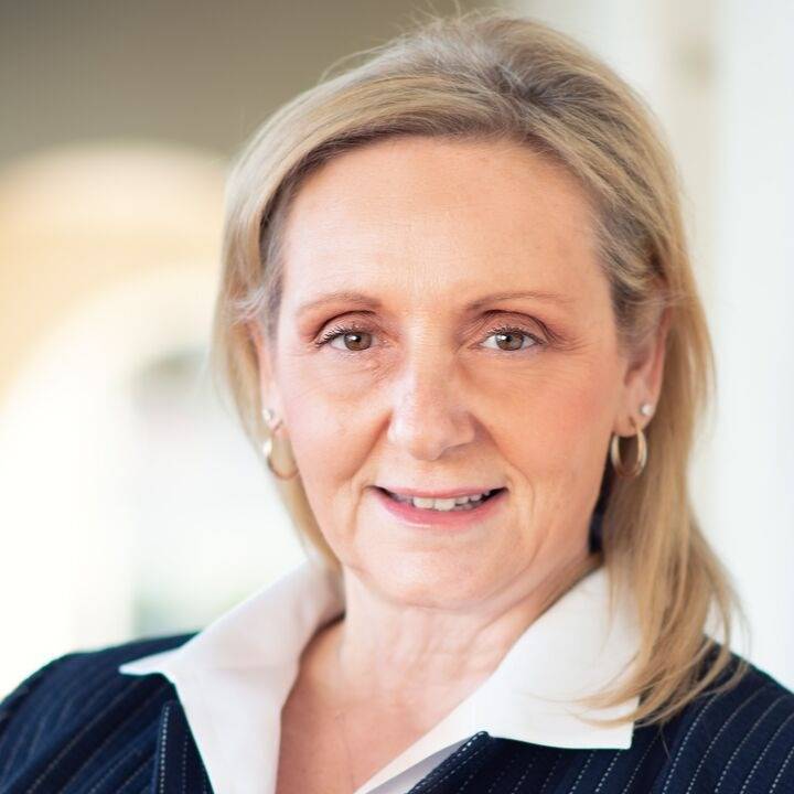 Elizabeth Pelley photo