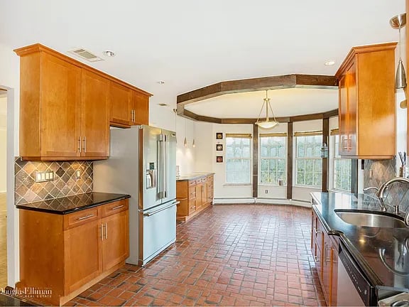60 Carriage Rd