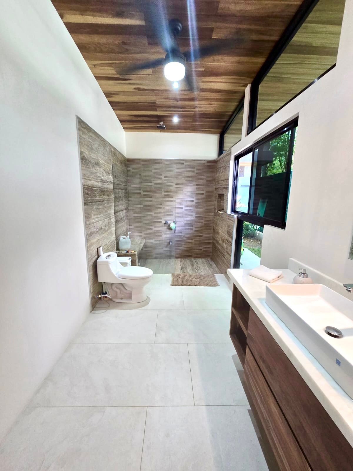 Tropical Modern Villa in Uvita – 3BR Retreat with Large Pool Near the Beach