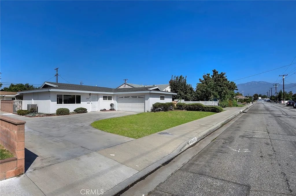 3757 Strang Ave