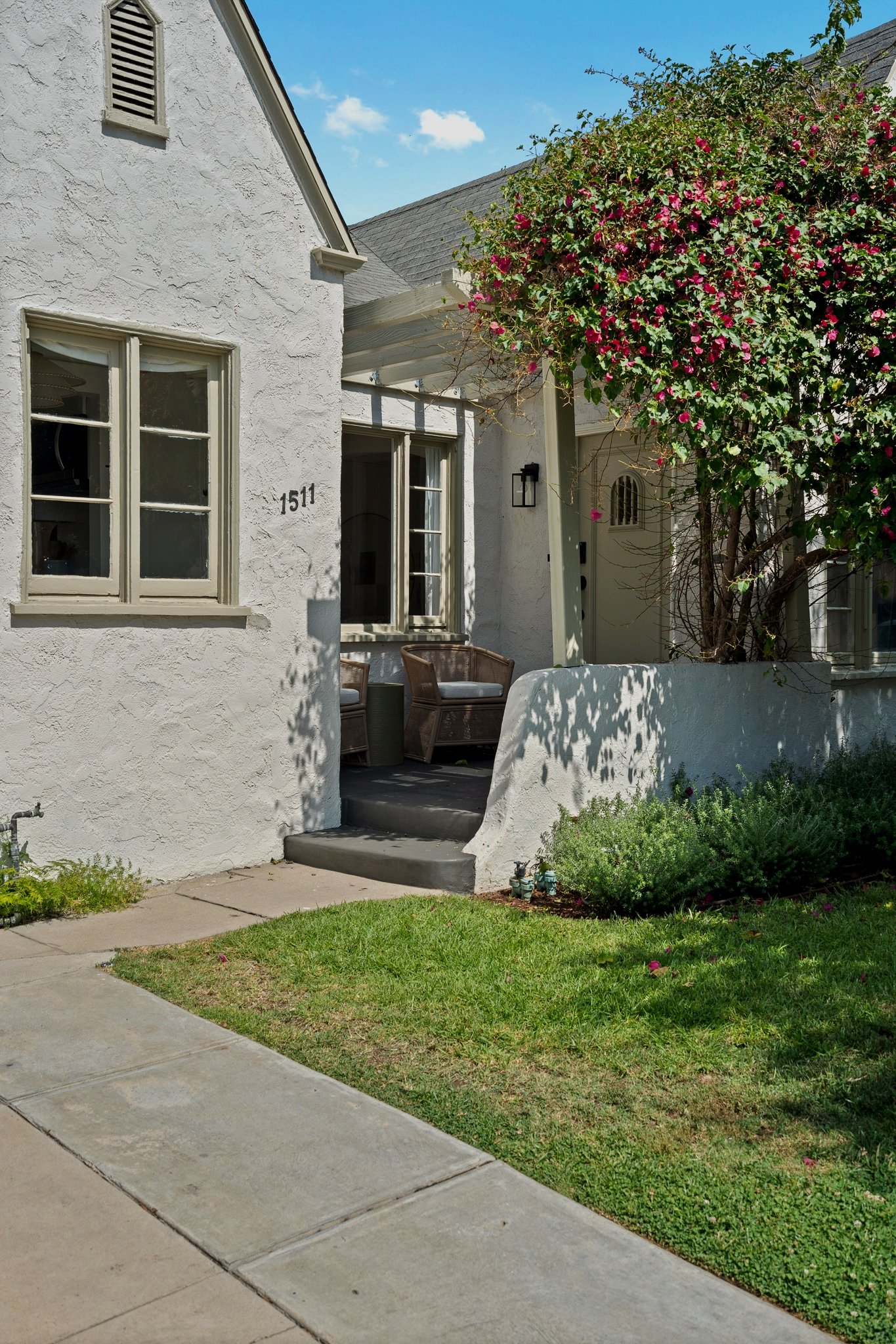 Re-imagined Quaint Country English with Guest House and Grand Rear Yard!