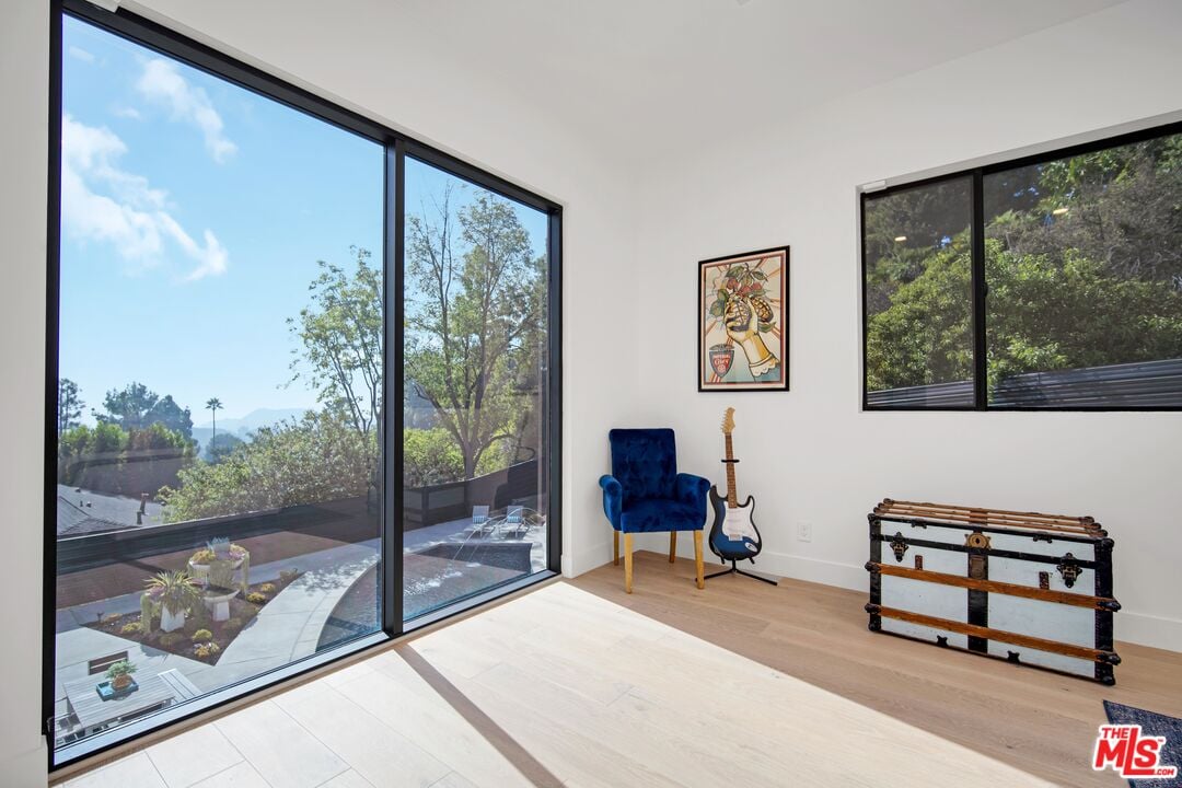 Canyon Lake Dr, 90068