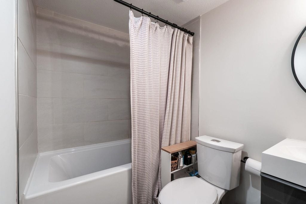 2328 Oxford St, #204
