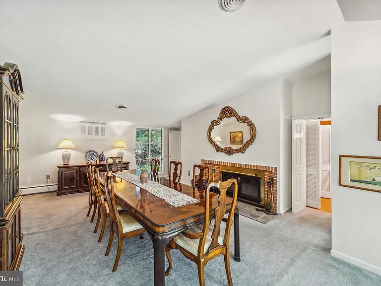 111 Warwick Dr
