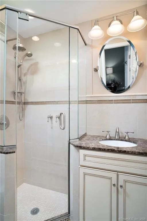 28 Surrey Dr, Norwalk