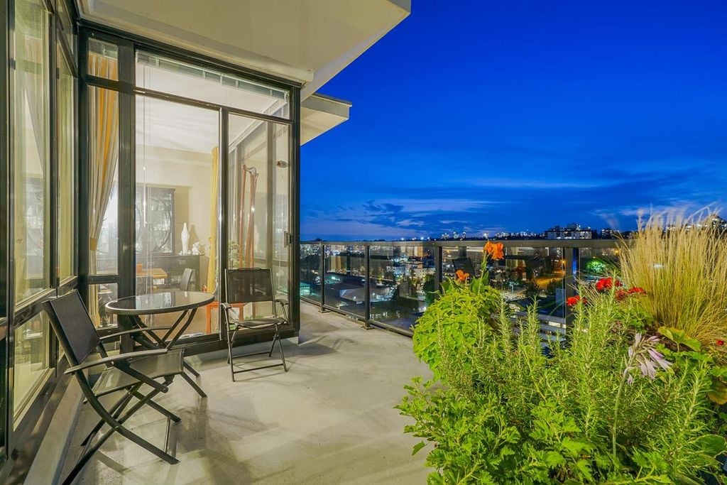 610 Victoria St, #2102
