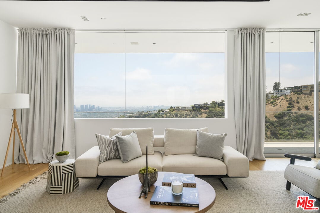 Nova Estate, Sunset Plaza Dr, 90069