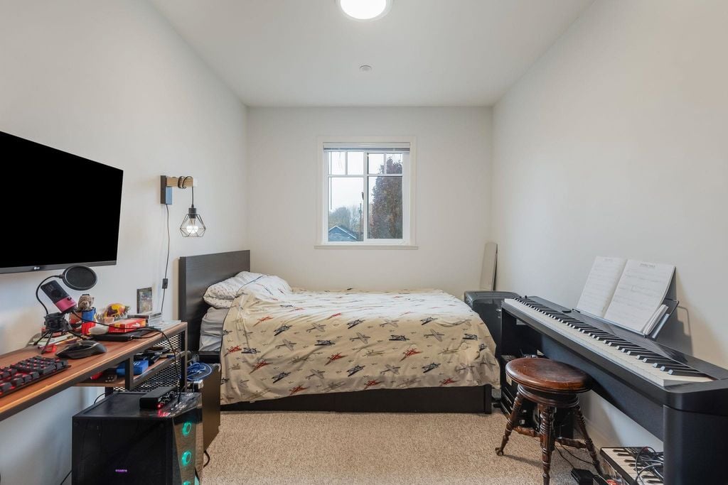 4135 John St