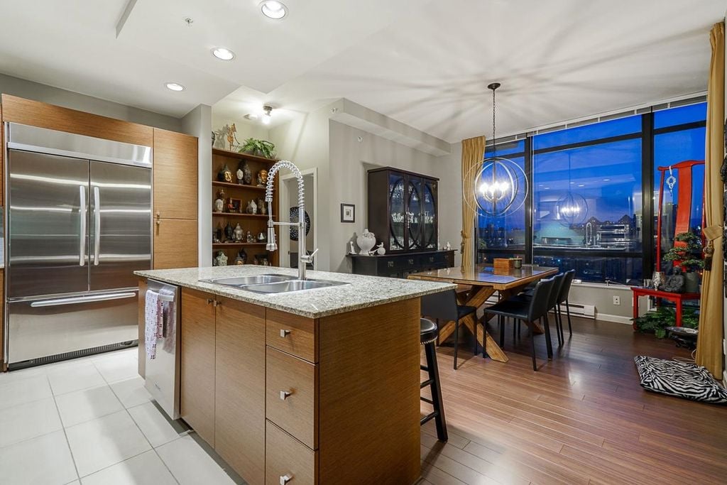 610 Victoria St, #2102