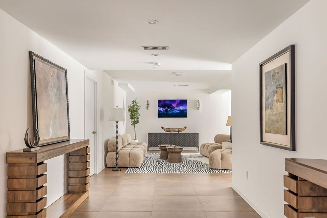 Aurelian Pavilion, W Sunset Blvd, 90049