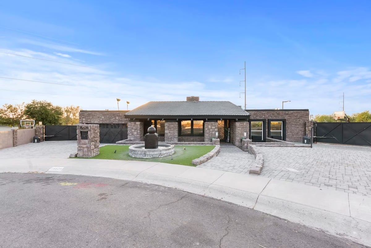 Phoenix Luxury! Pickleball | Free Heated Pool | Hot Tub