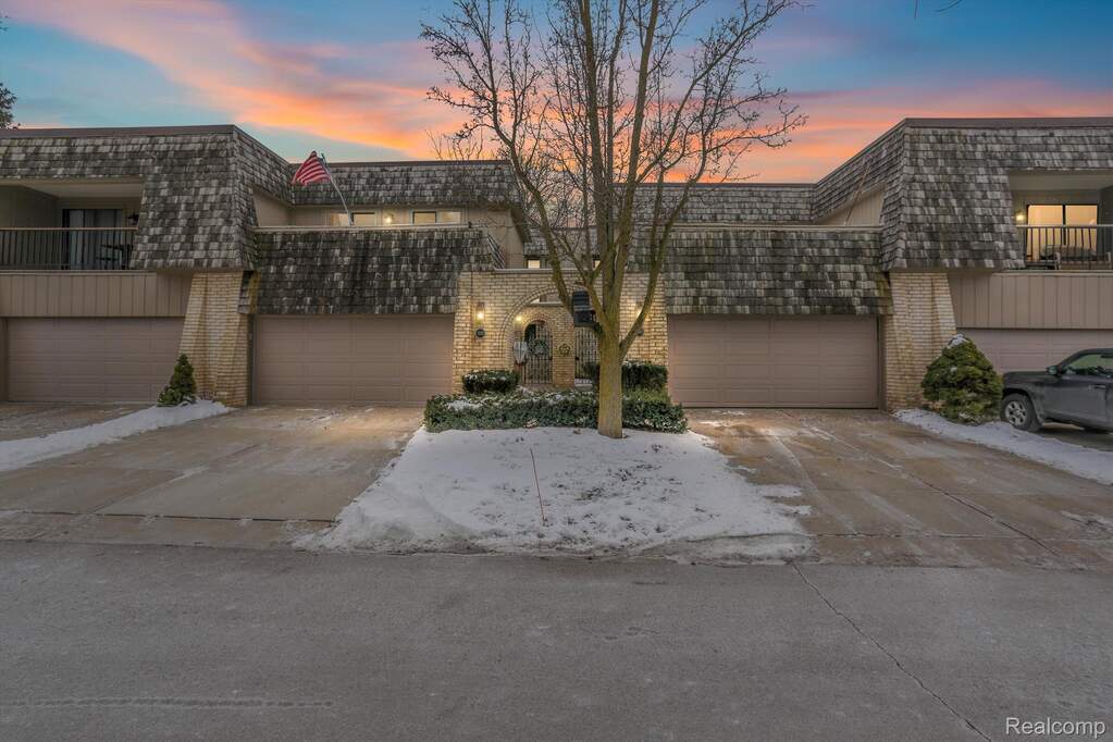 1215 Oakwood Ct