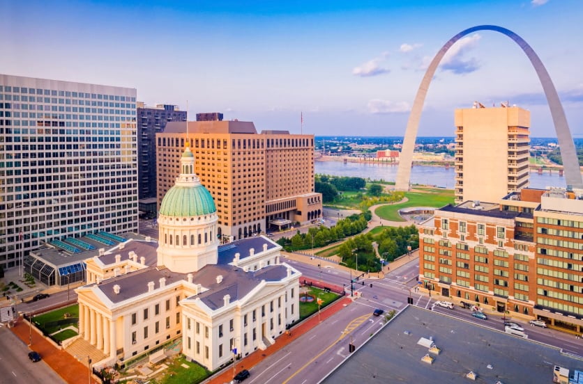 St. Louis skyline at sunset with Gateway Arch, symbolizing growing demand for executive relocation and real estate in Missouri
