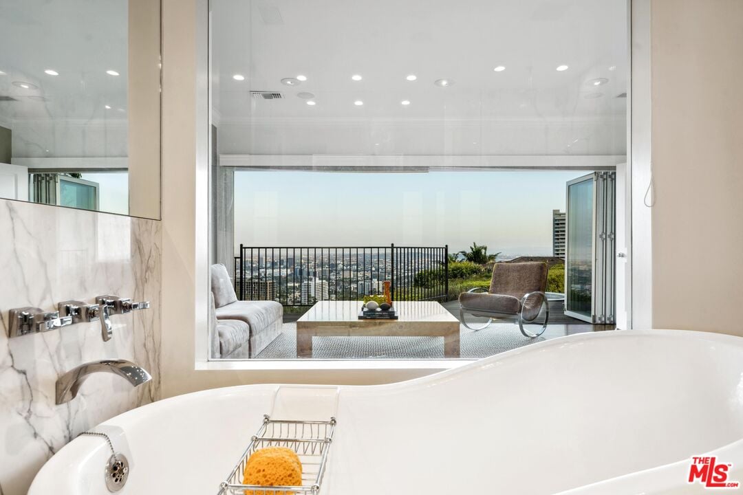 Sierra Mar Dr, 90069