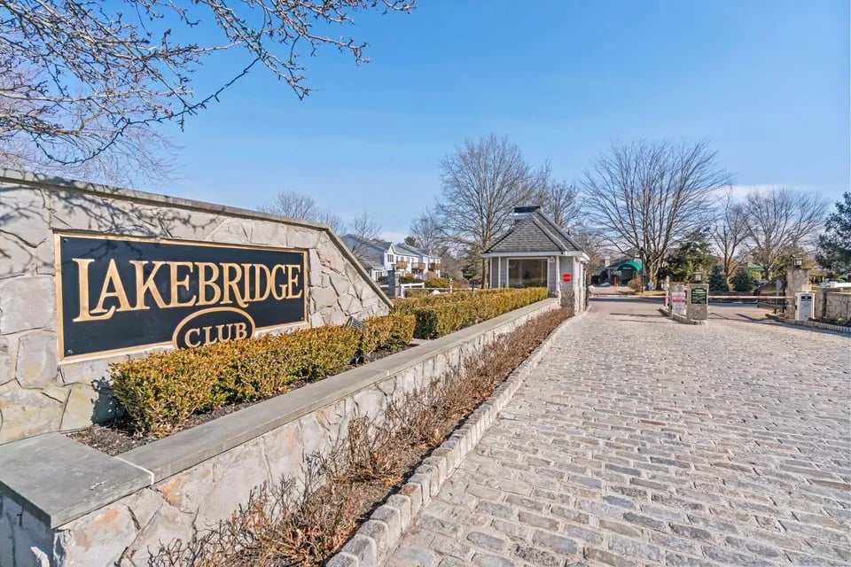 Lakebridge Club Kings Park NY | Condos, HOA, Amenities & Homes for Sale