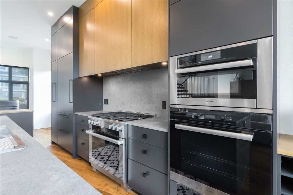 4385 Locarno Cres
