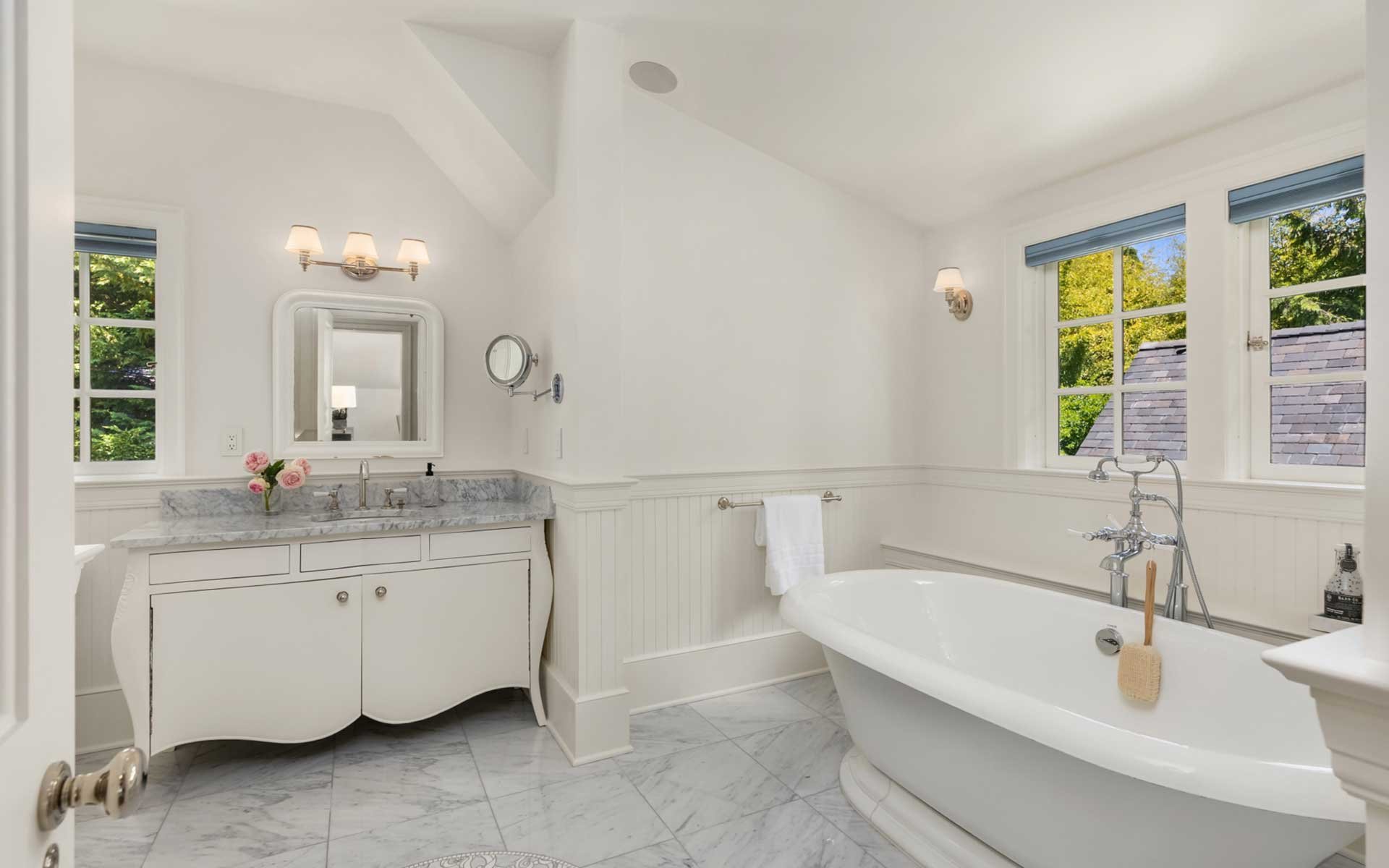 Sunny Hamptons Style in the Heart Of Medina