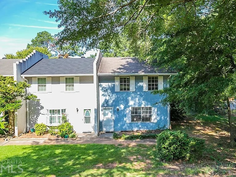  1100 Eastview Cir NE