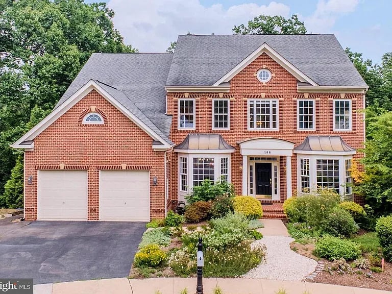 106 Calvary Ct SE