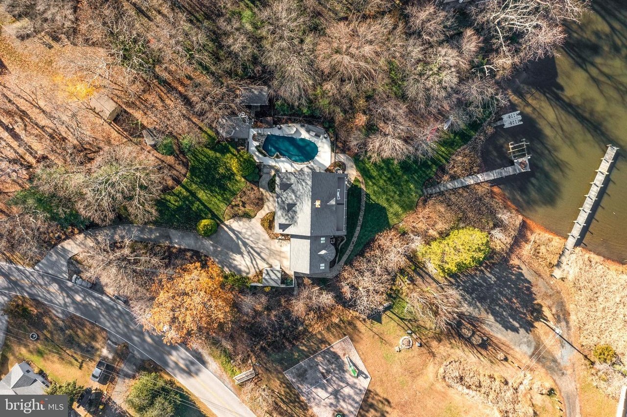302 Holly Rd