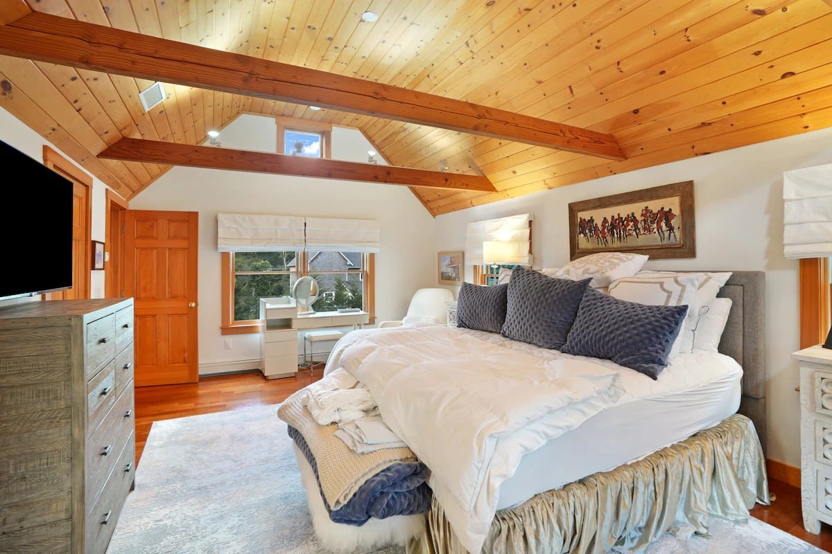 Renovated Oak Bluffs Retreat With Lagoon Access