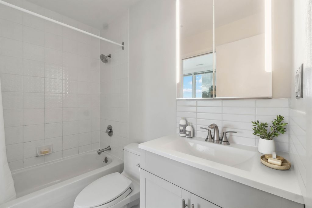 989 Nelson St, #1203
