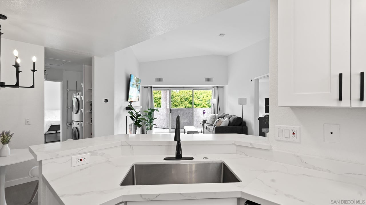 7048 Camino Degrazia #237, San Diego, CA 92111