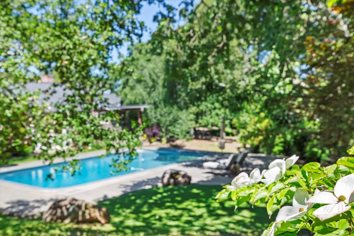 15 Cascade Ln
