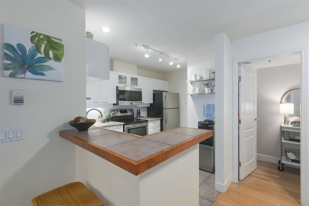 657 W 7th Ave, #103
